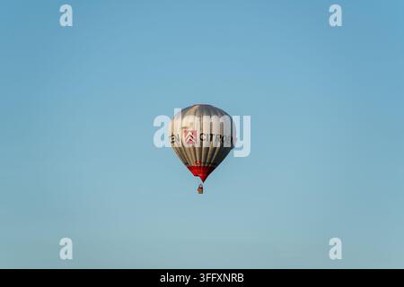 Bakewell, Inghilterra, Regno Unito - 05 settembre 2026: Vista di un pallone aerostatico con il branding Citroën che galleggia nel cielo azzurro limpido. Foto Stock