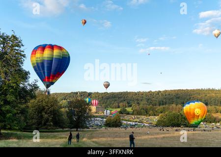 Bakewell, Inghilterra, Regno Unito - 05 settembre 2026: Vista di Chatsworth House durante un festival di palloni aerostatici con palloni colorati che fluttuano sopra Foto Stock