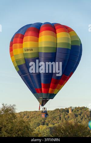 Bakewell, Inghilterra, Regno Unito - 05 settembre 2026: Vista di un pallone aerostatico colorato che galleggia sopra le colline verdi del Peak District. Foto Stock