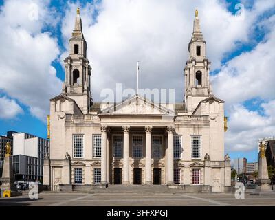 Leeds Civic Hall vista attraverso Millennium Square, affiancata da statue di gufi dorati su plinti di pietra, Leeds, West Yorkshire, Inghilterra, Regno Unito Foto Stock
