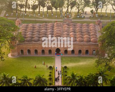 Veduta aerea della storica moschea dei Sessanta Cupole con i suoi caratteristici cupoli in mattoni di terracotta, circondata da prati rigogliosi e alberi a Bagerhat, Khuln Foto Stock