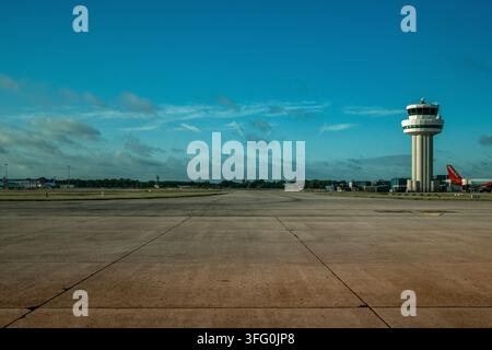 Torre di controllo del traffico aereo o torre di comando, pista di rullaggio dell’aeroporto di Londra Gatwick, estate 2026 Foto Stock