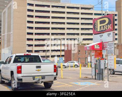 Denver, Colorado, USA - 2 giugno 2025: Pick-up parcheggiato in un parcheggio a Denver. A destra c'è un cartello con i prezzi e un terminale di pagamento. Foto Stock