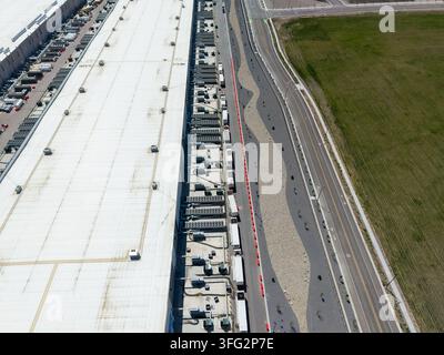 Vista aerea ad alta angolazione di un grande centro di elaborazione dati e delle unità di raffreddamento Foto Stock