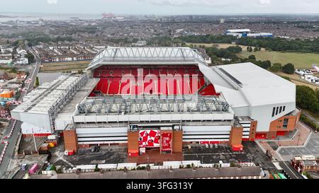 Vista aerea con drone dell'Anfield Stadium, sede del Liverpool Football Club, che mostra la Tribuna Principale e il paesaggio urbano circostante a Liverpool, Merseyside Foto Stock