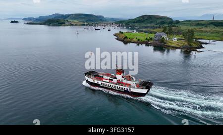 Ferry Caledonian MacBrayne MV Loch Striven che naviga attraverso la baia di Oban, con il porto turistico di Kerrera e il paesaggio costiero di Argyll sullo sfondo, Oban Foto Stock
