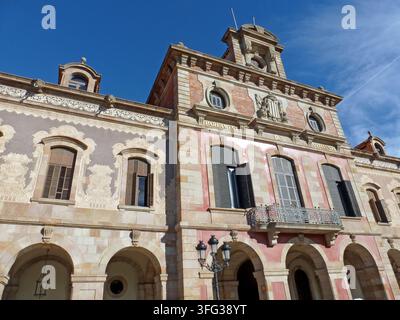 Vista dell'ingresso principale con nome e stemma del 'Parlamento della Catalogna' neoclassico a Barcellona (Spagna) Foto Stock