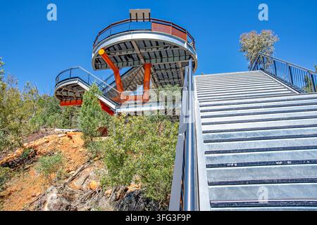 Gradini che portano alla 3a piattaforma panoramica a Tamworth, Australia. Skywalk con ulteriori 140 metri fino alla cima dell'Oxley Lookout. Foto Stock