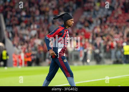 Monaco di Baviera, Germania. 10 set, 2026. GER, Baviera, Monaco di Baviera, Calcio, FC Bayern Muenchen - FK Bodo Glimt, all'Allianz Arena, Monaco di Baviera, Champions League, Fase a gironi, 1ª giornata, 10 settembre 2026, da sinistra: Michael Akpovie Olise (FC Bayern Muenchen, 17), in ritratto, immagine singola, ritaglio, ritratto, primo piano, immagine singola, ritaglio Le norme UEFA vietano qualsiasi uso di fotografie come sequenze di immagini e/o quasi-video, (Foto di HMB-Media/Michael Nibel/Sipa USA) Credit: Sipa USA/Alamy Live News Foto Stock