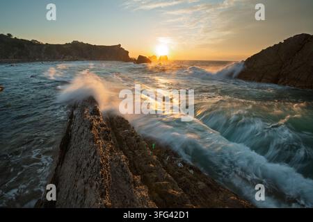 Tramonto sulla costa oceanica vicino a Santander in Spagna Foto Stock