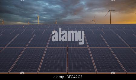 Pannelli solari sullo sfondo di turbine eoliche Foto Stock