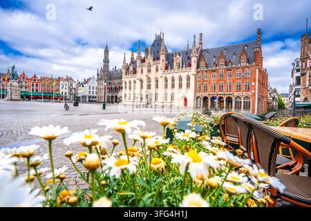 Tradizionali case colorate sulla piazza del mercato nel centro storico di Bruges, nel centro storico di Bruges, nella regione fiamminga, in Belgio Foto Stock