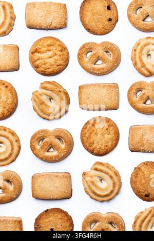 Motivi assortiti di biscotti al burro isolati su sfondo bianco Foto Stock