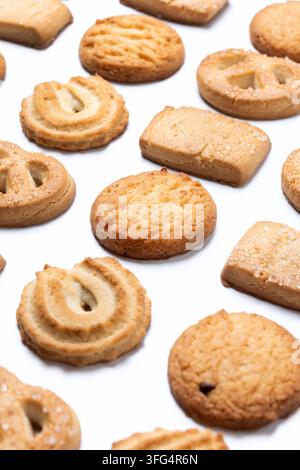 Motivi assortiti di biscotti al burro isolati su sfondo bianco Foto Stock