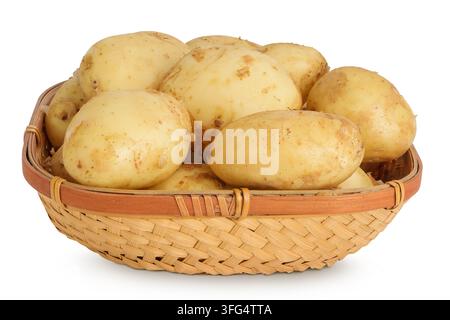 patata giovane in un cesto di vimini isolata su sfondo bianco. Raccolta nuova Foto Stock
