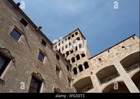 Vista ad angolo basso dell'architettura medievale a Barcellona, Spagna Foto Stock
