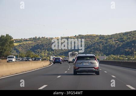 Traffico diurno sull'autostrada francese A6. Foto Stock