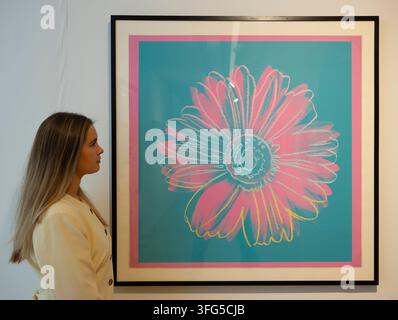 Phillips, Londra, Regno Unito. 11 set, 2026. Anteprima dei punti salienti del modernismo e delle edizioni: punti salienti della vendita serale presso Phillips, Londra. Immagine: (Editions: Vendita serale) Andy Warhol, Daisy. c.1982 Serigrafia a colori. Stima £25.000-35.000. Credit: Malcolm Park/Alamy Live News Foto Stock