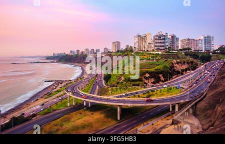 Lungomare di Miraflores sulla costa del Pacifico nel centro città di Lima, Perù, Sud America, alla luce del tramonto Foto Stock