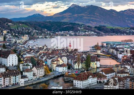La città di Lucerna sul lago di Lucerna nelle Alpi svizzere, in Svizzera, alla luce della sera Foto Stock