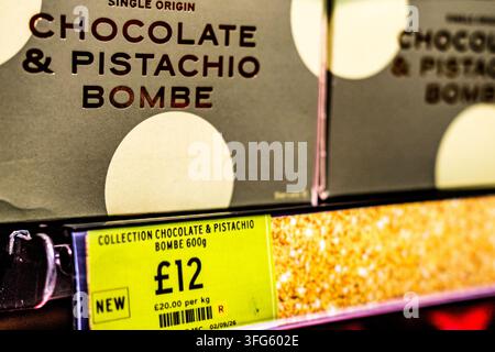 Londra, Regno Unito, 11 settembre 2026, Dessert Bombe Natalizio al Cioccolato e Pistacchio Marks And Spencer con Cartellino del Prezzo Foto Stock