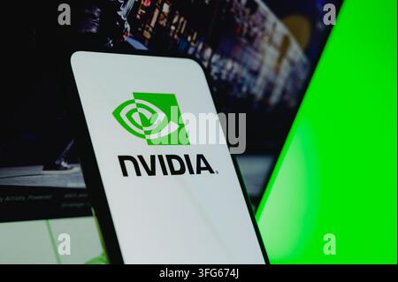 Parigi, Francia - 10 settembre 2026: Logo Nvidia visualizzato sullo schermo di uno smartphone mobile. Foto Stock