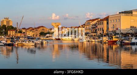 Alba su barche ormeggiate nel porto di Vodice sulla costa dalmata della Croazia Foto Stock