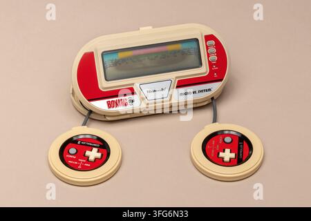 Pavia, Lombardia, Italia – 30 marzo 2026: Console da gioco portatile Nintendo Game & Watch Boxing che offre un classico intrattenimento retrò degli anni '80 Foto Stock