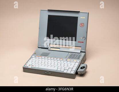 Pavia, Lombardia, Italia - 30 marzo 2026: Computer portatile vintage Olivetti Philos 45 che mostra l'innovazione digitale passata e il computing retrò Foto Stock
