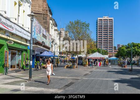 Strada nel centro della città portuale cilena di Valparaíso Foto Stock