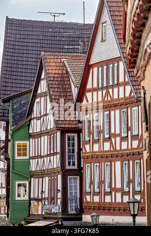 Case a graticcio fiancheggiano una strada acciottolata in una pittoresca vecchia città: la vecchia città di Alsfeld Foto Stock