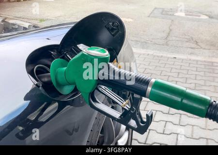 Primo piano della valvola di erogazione automatica ZVA sulla pompa di benzina Pompa di carburante durante il rifornimento delle auto viene rifornita rifornimento da auto, internazionale Foto Stock