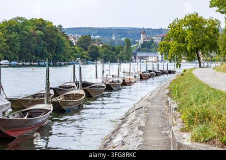Vista sul Reno vicino a Schaffhausen. Le barche sono ormeggiate sulla riva. Le tipiche chiatte di Schaffhausen sul Reno si chiamano Weidlinge. Sch Foto Stock