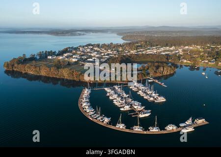 Vista aerea del primo mattino di Trinity Point Marina e del vicino Morisset Park lungo le rive del lago Macquarie, specchiato, nel NSW, Australia. Foto Stock