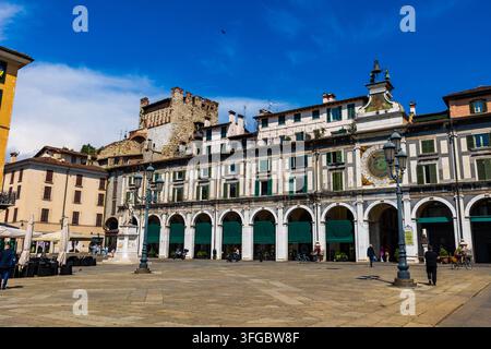 Piazza della Loggia nel centro storico di Brescia con la Torre dell'Orologio e il suo orologio astronomico Foto Stock