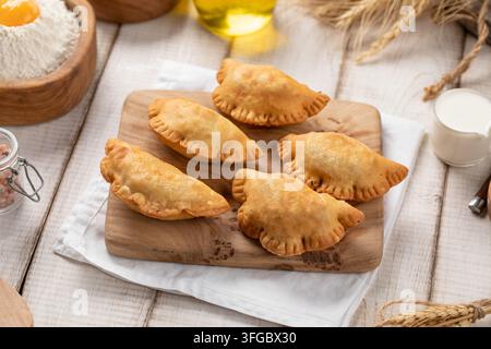 Mini pasticcini chebureki fritti su tavola di legno Foto Stock