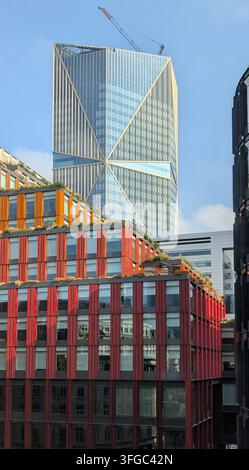 Londra, Regno Unito – 26 agosto 2026: 2 Finsbury Avenue in costruzione nella City di Londra, vista sopra edifici moderni e colorati degli uffici. Foto Stock