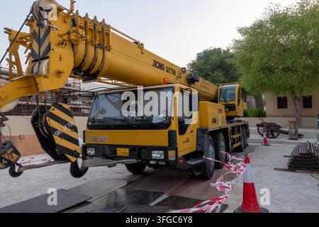 Doha, Qatar - 10 settembre 2026 - Autogrù XCMG gialla parcheggiata davanti al cantiere Foto Stock