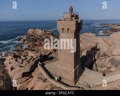 Vista aerea, Faro di Ploumanac'h e Castello di Costaeres, iconica formazione rocciosa in granito rosa sulla Côte de Granit Rose, in Bretagna. Massiccio b Foto Stock