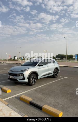 Doha, Qatar - 10 settembre 2026: Jac JS6 SUV 4X4 compatto turboalimentato 1,5L AUTO parcheggiata sul ciglio della strada Foto Stock
