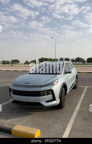 Doha, Qatar - 10 settembre 2026: Jac JS6 SUV 4X4 compatto turboalimentato 1,5L AUTO parcheggiata sul ciglio della strada Foto Stock