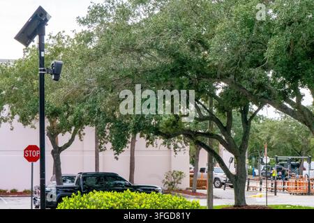 Delray Beach, USA. 11 set, 2026. DELRAY BEACH, Fla., 11 settembre 2026 - Le foto mostrano lettori di targhe automatizzati Flock Safety installati su pali in un Home Depot nella Florida del Sud mentre i dispositivi continuano a ricevere attenzione nazionale. La telecamera e il pannello solare si affacciano sulla strada di accesso, con la struttura di Home Depot visibile in lontananza. (Foto di Christopher Beckett per Credit: Sipa USA/Alamy Live News) Foto Stock