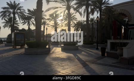 Doha, Qatar – 10 settembre 2026: La Perla di Doha. Vista della Marina e degli edifici residenziali di Porto Arabia Pearl Qatar Foto Stock