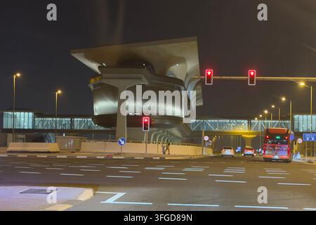 Doha, Qatar - 10 settembre 2026: Veduta notturna della stazione della metropolitana di Wakrah a Doha, Qatar Foto Stock