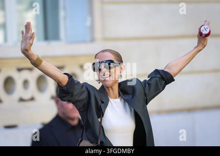 © PHOTOPQR/LE PARISIEN/ Fred Dugit 12/09/2026 Parigi (VIII) Uscita di Céline Dion dal suo hotel Royal Monceau poche ore prima del suo primo concerto parigino. ' Parigi, Francia, 12 settembre 2026. Céline Dion lascia l'hotel Royal Monceau in vista del suo primo concerto alla Paris La Défense Arena. *** Didascalia locale *** Céline Dion Credit: MAXPPP/Alamy Live News Foto Stock