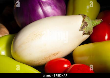 miscela di verdure di melanzane bianche su sfondo nero Foto Stock
