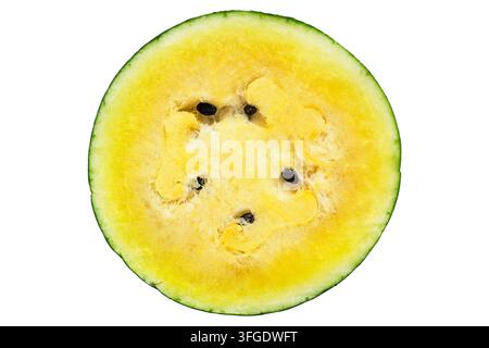 Pezzo di anguria fresca gialla isolato su sfondo bianco Foto Stock