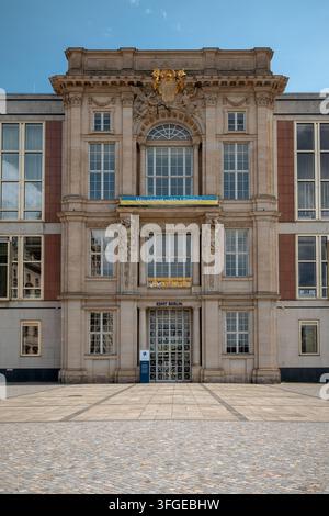Il portale storico IV dell'ex Palazzo di Berlino è incorporato nella facciata dell'ex edificio del Consiglio di Stato della Germania Est, oggi ESMT Berlino Foto Stock