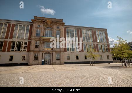 Il portale storico IV dell'ex Palazzo di Berlino è incorporato nella facciata dell'ex edificio del Consiglio di Stato della Germania Est, oggi ESMT Berlino Foto Stock
