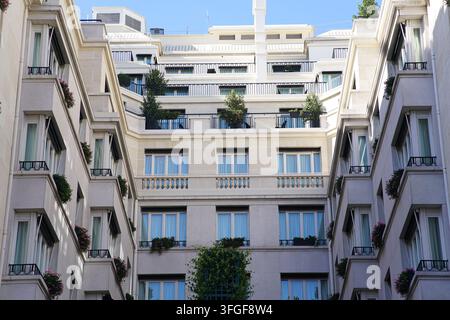 Facciata del cortile Art Deco a gradini del Four Seasons Hotel George V con balconi e piante a Parigi, Francia. Foto Stock